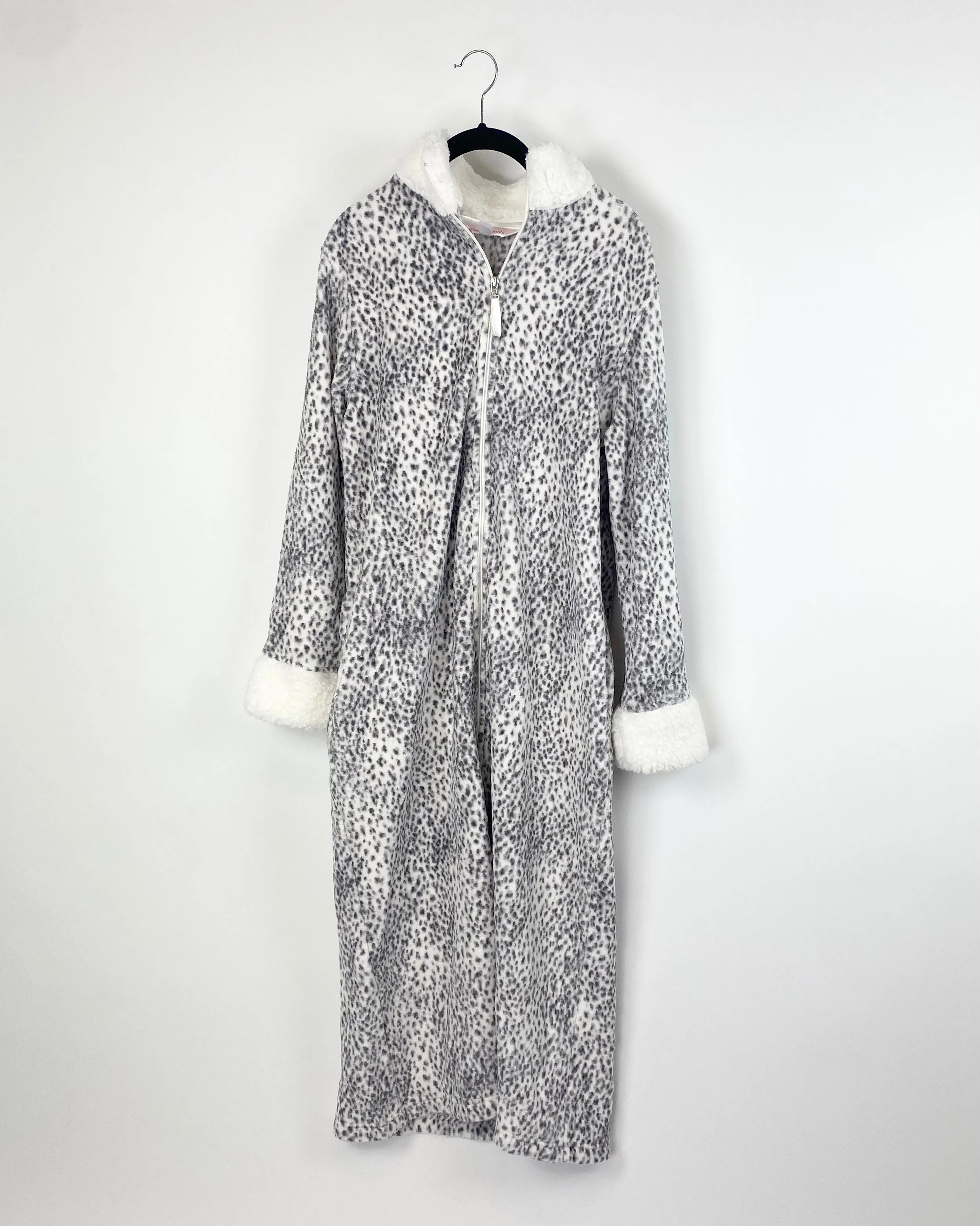 Grey And White Cheetah Zip Robe - Size 6/8