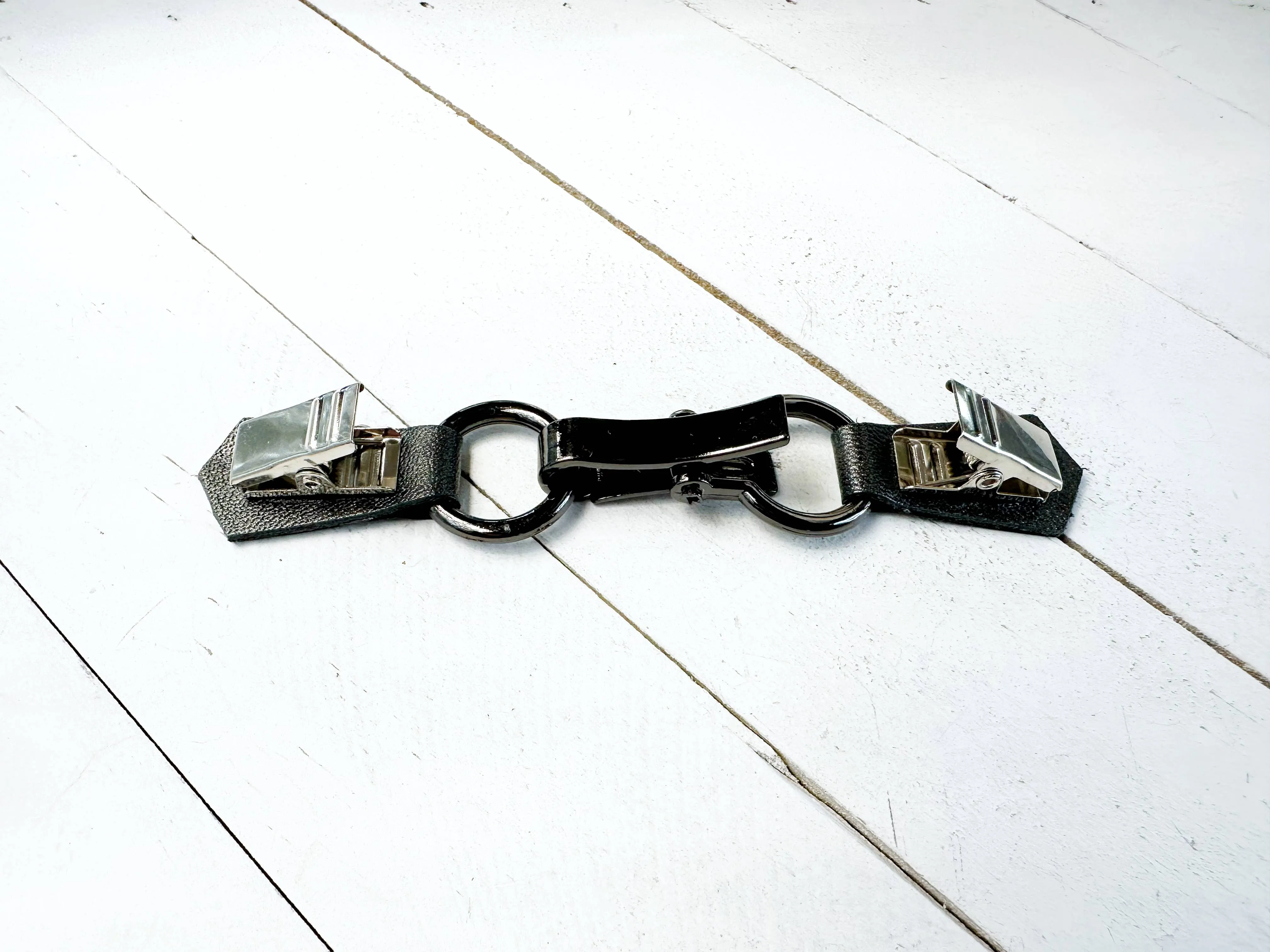 Gunmetal Buckle & Silver-Gray Leather Cinch Clip for Clothes