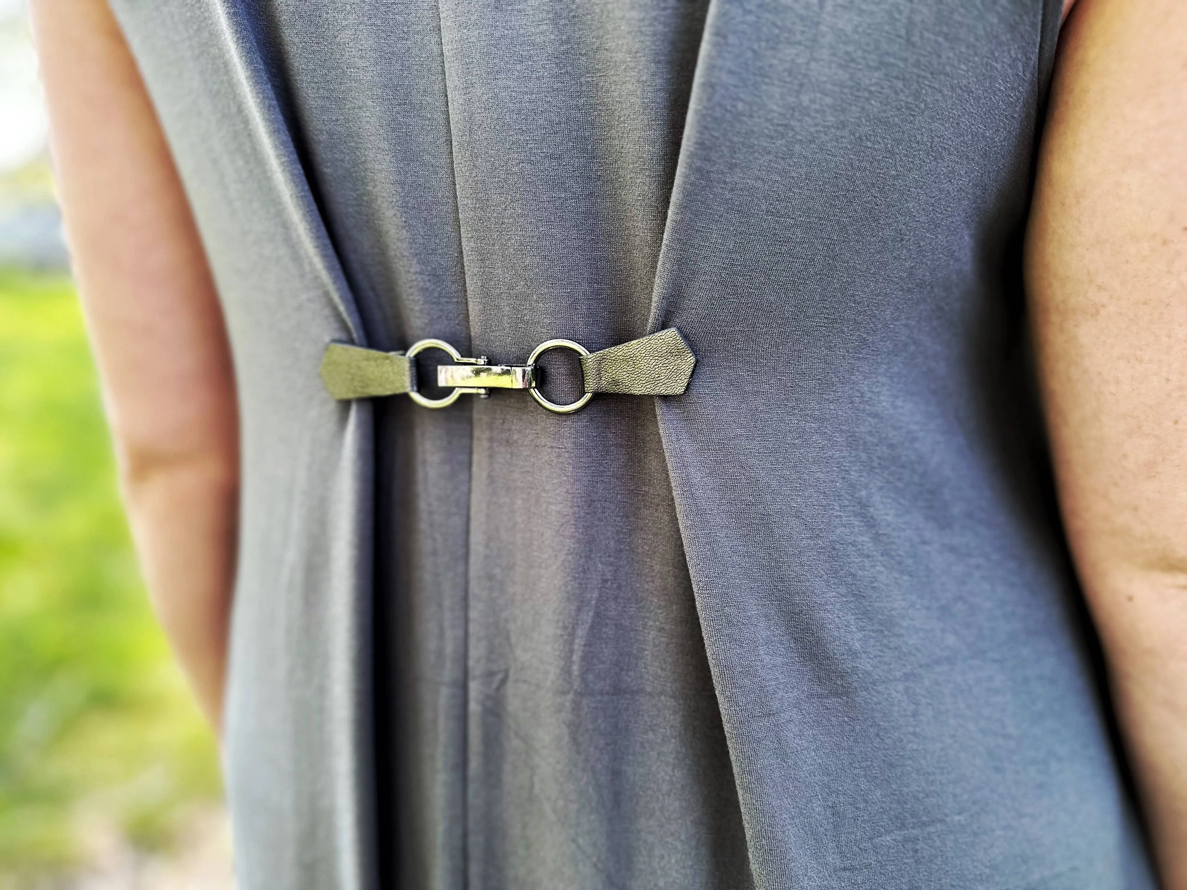 Gunmetal Buckle & Silver-Gray Leather Cinch Clip for Clothes