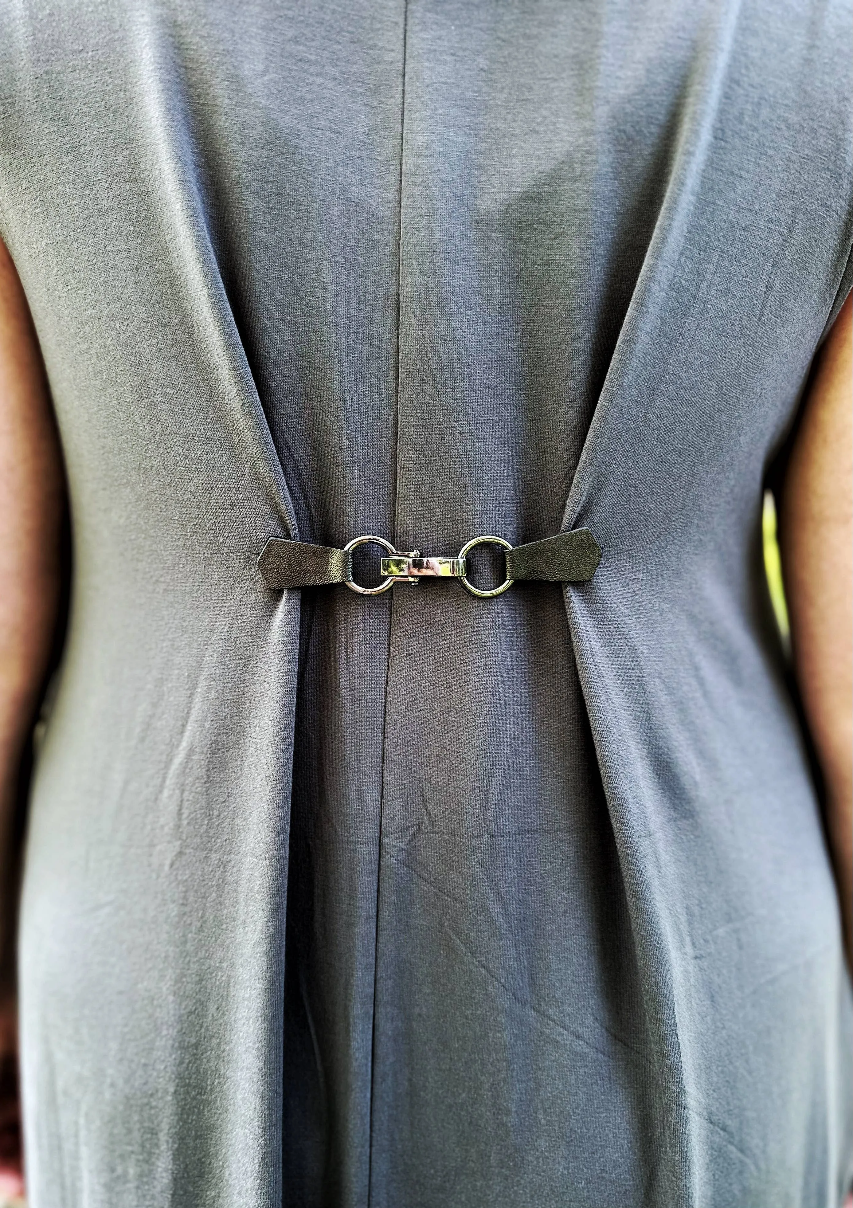 Gunmetal Buckle & Silver-Gray Leather Cinch Clip for Clothes